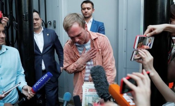Хар тамхины хэрэгт холбогдсон Оросын сэтгүүлч суллагджээ