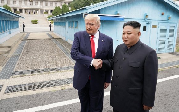 Трамп, Кимийн уулзалтыг "түүхэн" хэмээн тодорхойлжээ
