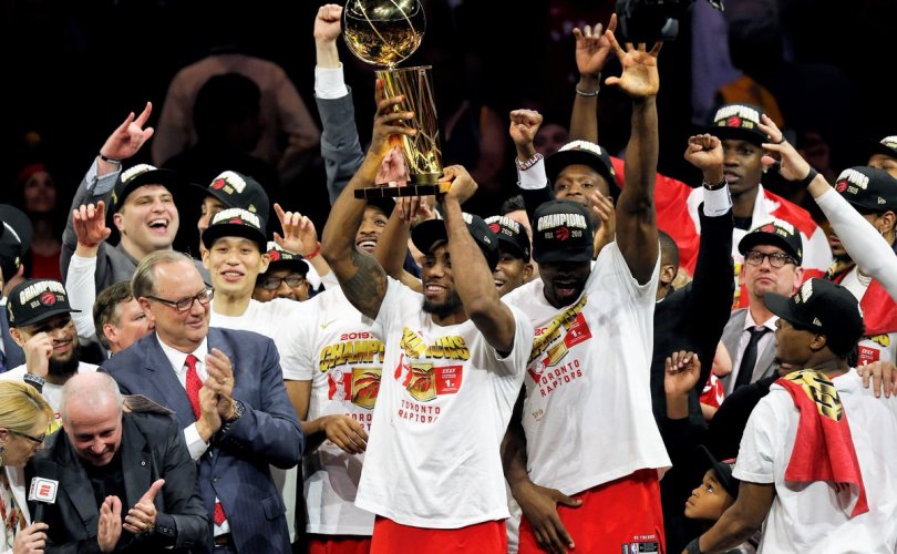 Торонто Рэпторс баг анх удаагаа NBA-ийн аваргын цомыг хүртлээ