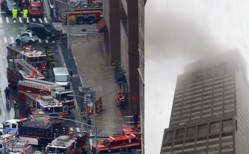 Нью-Йоркт тэнгэр баганадсан барилгын дээр нисдэг тэрэг осолджээ