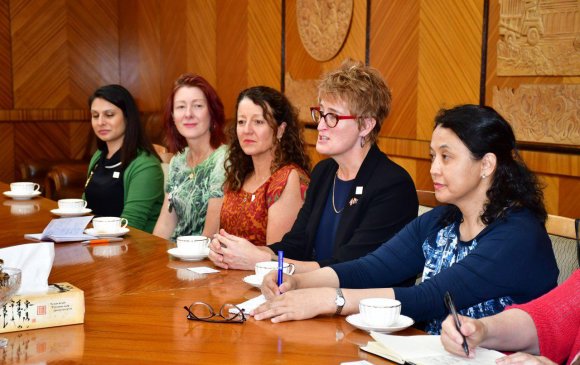 Австрали Улсын Роял Вумэнс эмнэлгийн эх барих, эмэгтэйчүүдийн эмч нартай уулзав