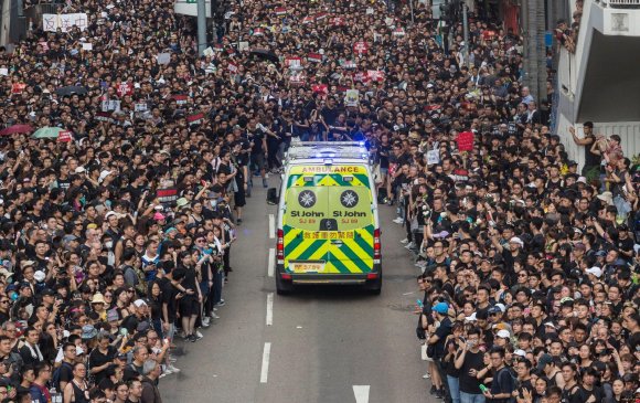 Хонгконгийн 2 сая жагсагч түргэний машинд зам тавьж өгөв