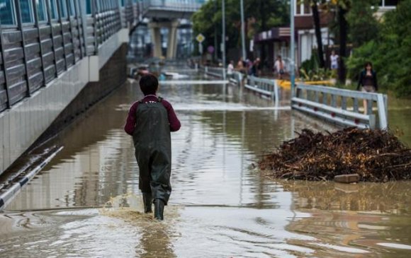 Энэтхэгт долоон хүүхэд борооны ус зайлуулах сувагт живжээ