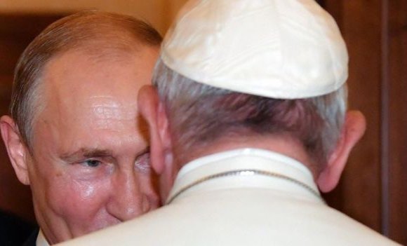 Путин Ромын паптай уулзахдаа урьдын адил хоцорчээ