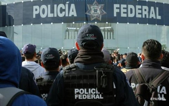 Мексикийн цагдаа нар ажил хаяж, зам хаажээ