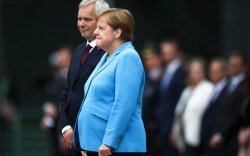 Ангела Меркель гурав дахь удаагаа чичирчээ