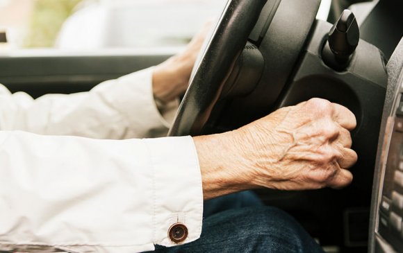 БНСУ-д 10 мянган өндөр настан жолооны эрхээсээ татгалзжээ