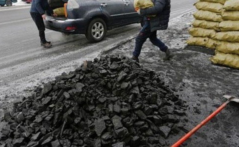 Авто тээврийн товчоодоор зөвшөөрөлгүй нэвтрүүлэхийг завдсан 377 тонн түүхий нүүрсийг буцаалаа
