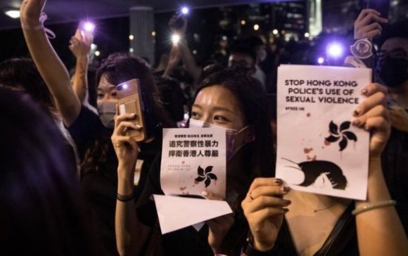 Хонконгийн жагсагчид #MeToo хөдөлгөөнийхөнтэй нэгдэв