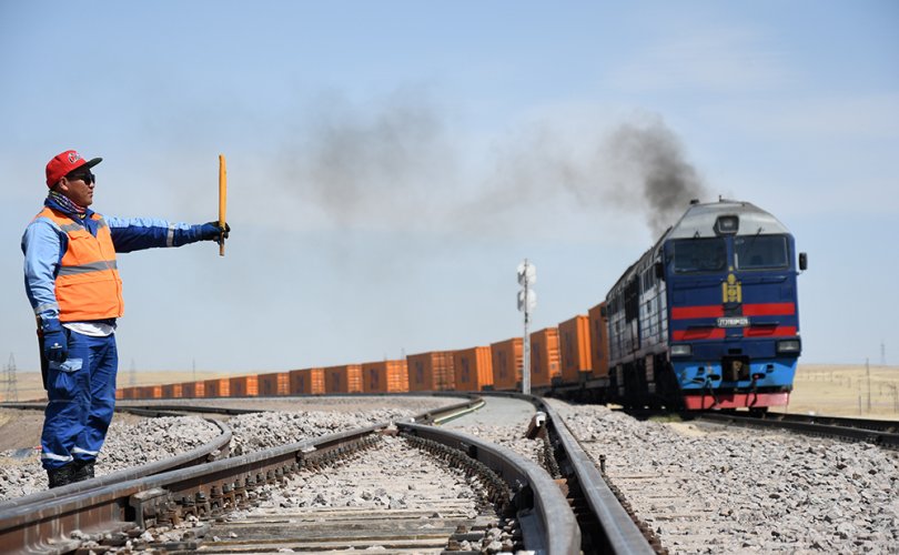 Ази-Европыг холбосон УБТЗ-ын гол замаар дамжин өнгөрсөн транзит чингэлгийн галт тэрэг 900-д хүрлээ