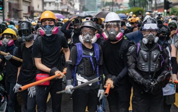 Хонконг: Жагсагчдын эсрэг даралттай ус хэрэглэв