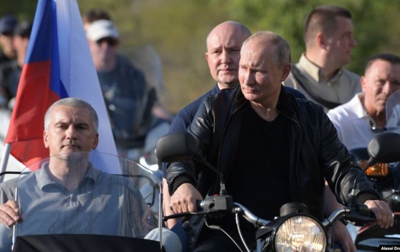 Украины зөвшөөрөлгүй Крымд зочиллоо гэж Путиныг шүүмжлэв