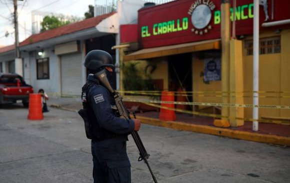 Мексикийн бааранд халдлага үйлдсэний улмаас 25 хүн амиа алджээ