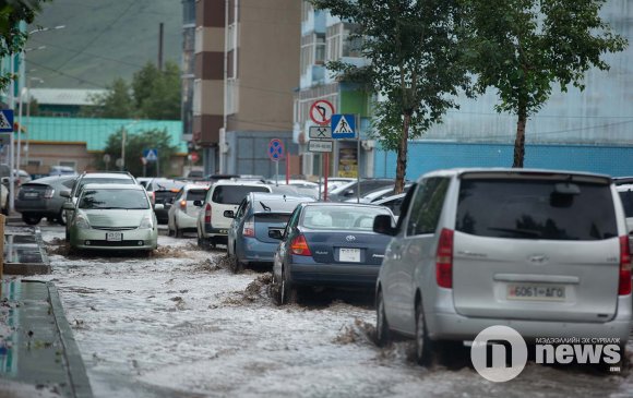 Дуу цахилгаантай бороо орно