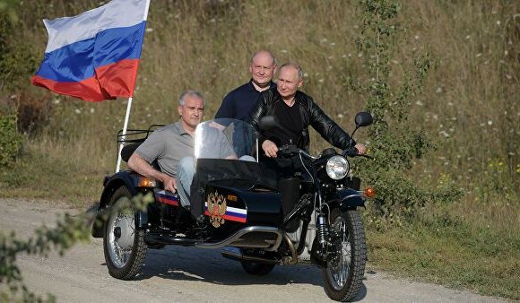 Байкеруудын цугларалтад  Путин мотоцикльтой очжээ