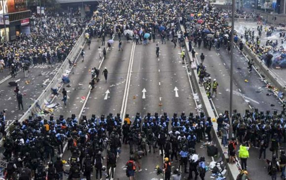 Жагсагчид Хонгконгийн аялал жуулчлалд хохирол учруулж байна
