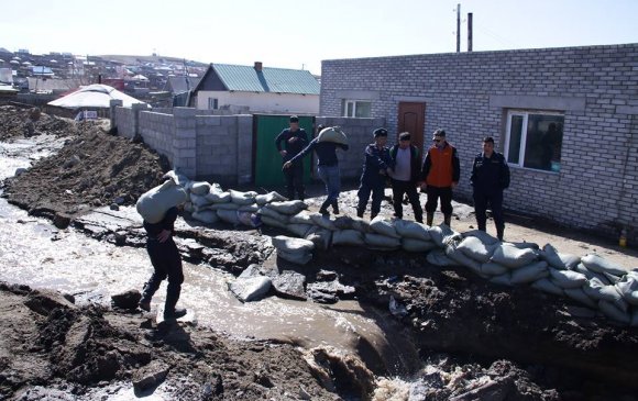 Дархан-Уул аймагт 12 айлын гэр, хашаа усанд автжээ