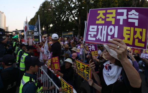 Өмнөд Солонгосчууд прокурорын эсрэг тэмцэж эхэллээ