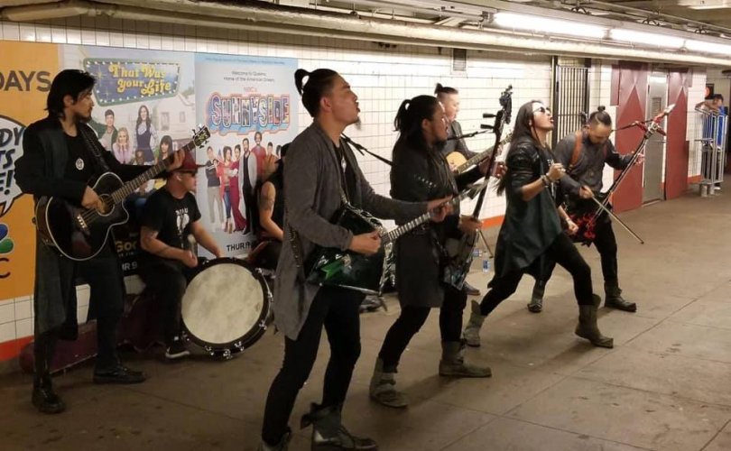 “The Hu” хамтлаг Нью-Йоркийн метроны буудал дээр тоглов