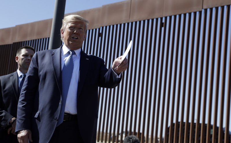 Трамп Мексиктэй залгаа хил дагуу босгосон хана дээр гарын үсгээ зурав