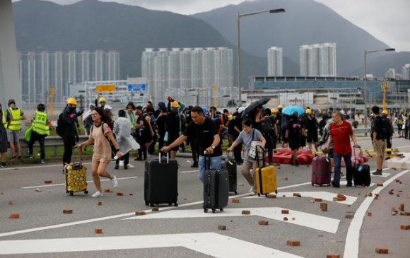 Хонгконгийн тэмцэгчид нисэх буудлын замыг хаажээ
