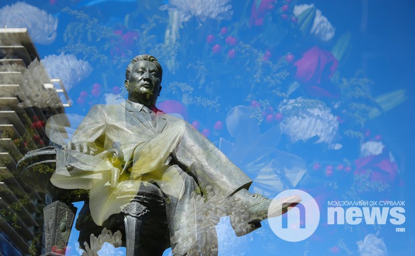 ФОТО: БНМАУ-ын баатар, маршал Ю.Цэдэнбалын хөшөөнд цэцэг өргөлөө