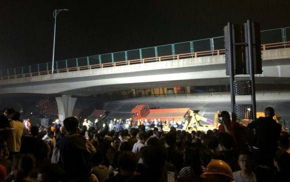 Хятадад гүүрэн гарц нурснаас гурван хүн амь үрэгджээ