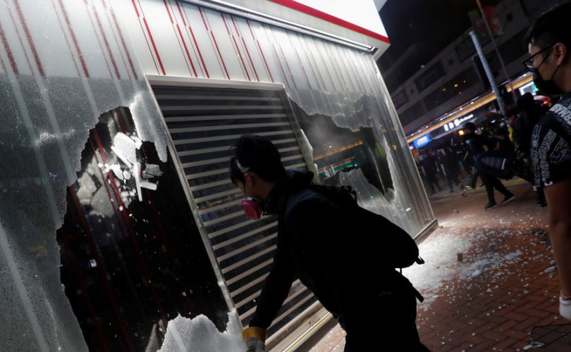 Хонконгийн тэмцэгчид буруу банк руу халдсандаа хүлцэл өчжээ