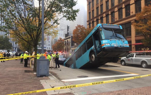 Питсбург: Зам цөмөрч автобус талдаа хүртэл цөмөрсөн нүх рүү оржээ