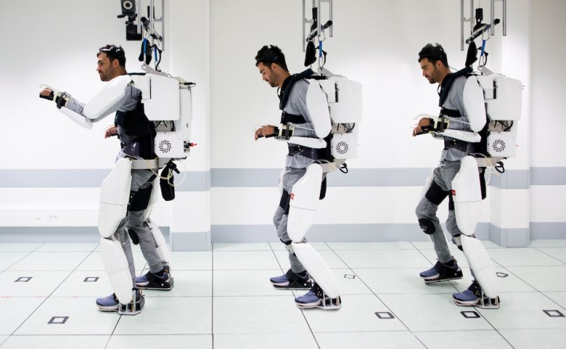 Хөдлөх чадвараа алдсан залууд тархиар удирддаг робот хувцсыг туршлаа