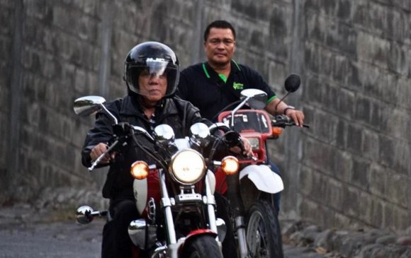 Филиппиний Ерөнхийлөгч мотоциклиэсээ унаж бэртжээ
