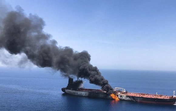 Ираны газрын тос тээвэрлэгч хөлгийг бөмбөгджээ