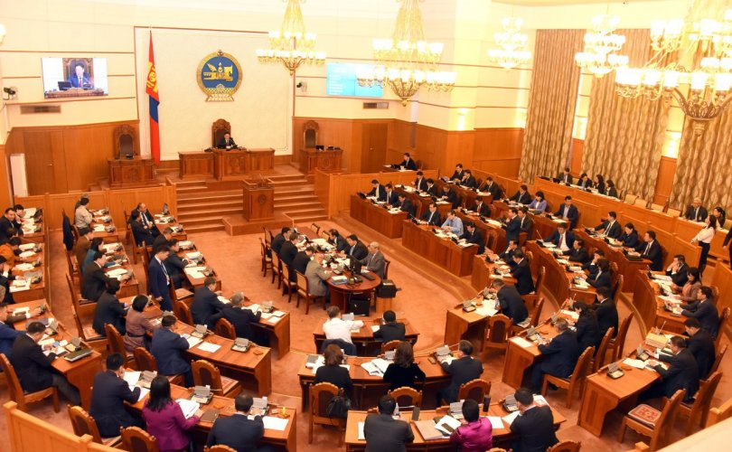 Монгол Улсын Үндсэн хуулийн нэмэлт, өөрчлөлтийг дагаж мөрдөхөд шилжих журмын тухай хуулийн төслийг эцсийн хэлэлцүүлэгт шилжүүллээ
