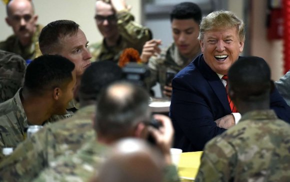 Трамп Афганистанд гэнэтийн бэлэг барилаа