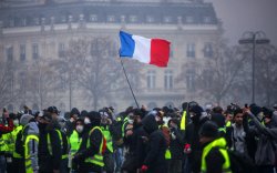 Францын “шар хантаазтнууд” нэг жилийн ойн дээрээ дахин жагсав
