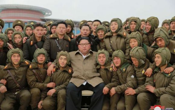Ким Жон Ун агаарын цэргийн сургуулилалтыг биечлэн хянажээ