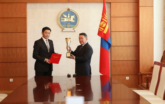 Монгол Улсын Ерөнхийлөгч Х.Баттулгад “Токио олимп” сангийн цомыг гардууллаа