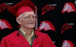 95 настай ахмад дайчин ахлах сургуулийнхаа дипломыг гардлаа