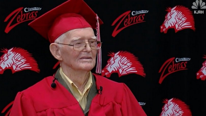 95 настай ахмад дайчин ахлах сургуулийнхаа дипломыг гардлаа
