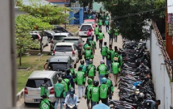 Индонезийн мотоцикль таксины жолоочид эндсэн нярайн цогцсыг булаан авчээ