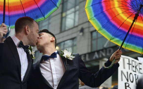Ижил хүйстний гэрлэлтийг зөвшөөрснөөр амиа хорлолт буурчээ