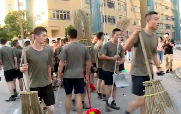 Хятадын цэргүүд Хонгконгийн гудамжийг цэвэрлэжээ
