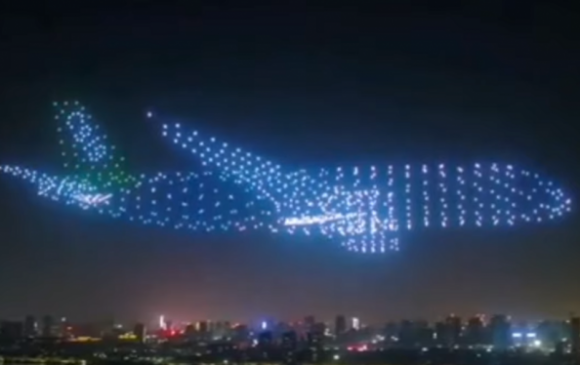 Хятадын тэнгэрт 800 дрон хөөргөж аварга том онгоц бүтээжээ