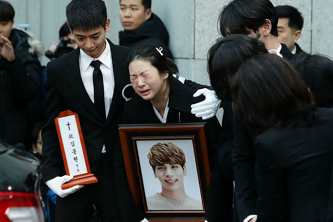 Умер участник бтс. Jonghyun похороны.