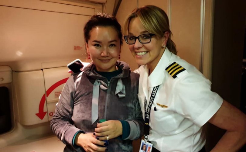 Монгол эмэгтэй онгоцонд хүний амь аварчээ