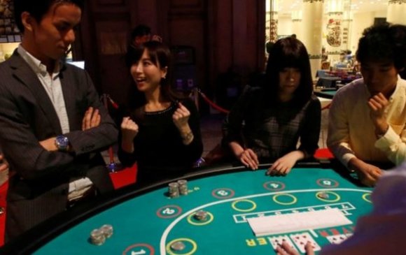 Японы засгийн газрын гишүүн асан казиногоос авлига авсан хэргээр баривчлагдав
