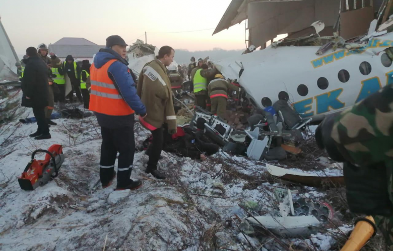 Казахстан: 100 хүнтэй нисэх онгоц осолджээ