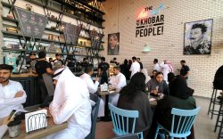 Саудын Араб ресторанд эр, эмээрээ ялгарч суудаг журмаа цуцалжээ