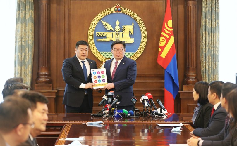 “Алсын хараа 2050” Монгол Улсын урт хугацааны хөгжлийн бодлогын баримт бичгийн төслийг УИХ-ын дарга Г.Занданшатарт өргөн барилаа