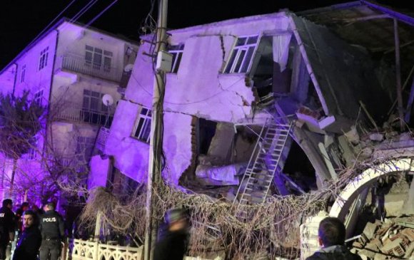 Турк улсад газар хөдлөлтийн улмаас 18 хүн амиа алджээ